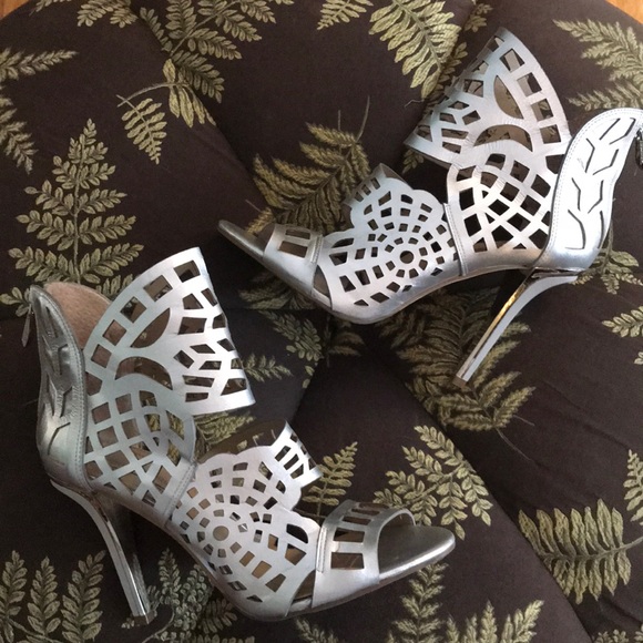 🆕 BCBGMaxazria laser cut gladiator sandals bootie - Picture 2 of 3